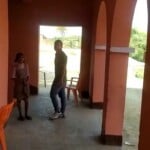स्कूल में जांच करने पहुंचा बीईओ का ड्राइवर