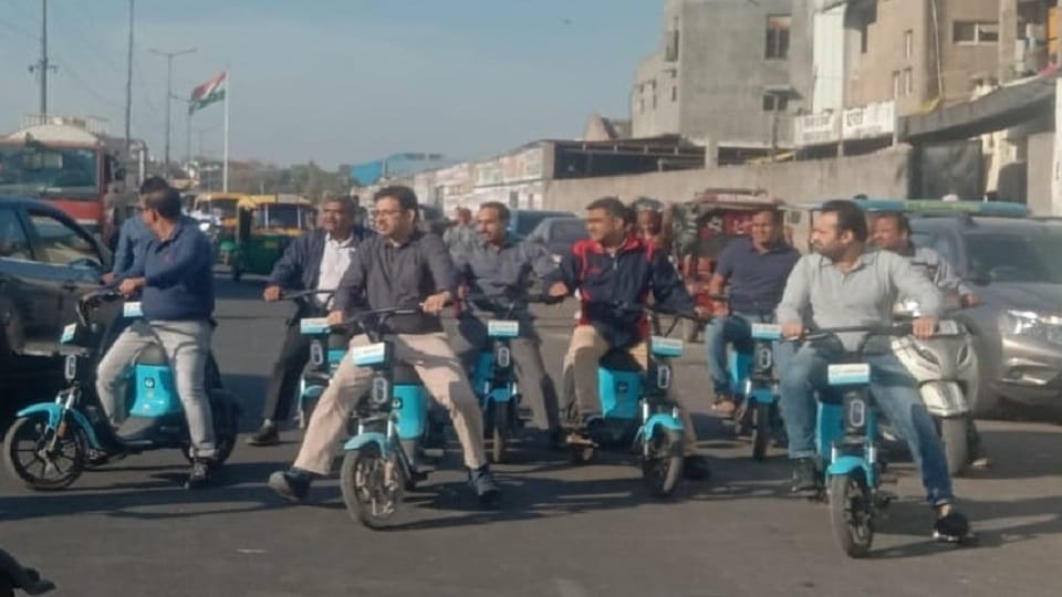 Delhi : Enjoy the journey of historical places by e-bike