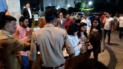 Lucknow : होटल जेबीआर में होली की पार्टी के दौरान जमकर हंगामा, पुलिस से उलझीं महिलाएं video grab...