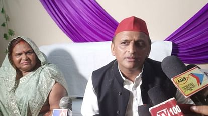 पत्रकारों से वार्ता करते सपा अध्यक्ष अखिलेश यादव व सपा विधायक महराजी देवी।