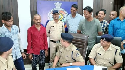 पुलिस गिरफ्त में आरोपी।