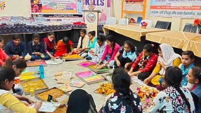 Varanasi: फूलों के बने गुलाल से जमेगा होली का रंग, मंदिरों से निकले फूलों से महिलाएं बना रहीं अबीर-गुलाल फूलों के बने गुलाल से जमेगा होली का रंग