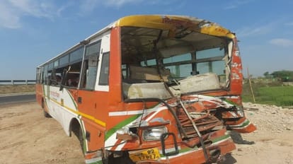 हादसे के बाद क्षतिग्रस्त रोडवेज बस