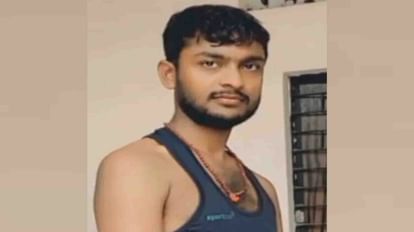 Fatehpur: सड़क हादसे में दुकानदार की मौत, पिकअप के बोनट में फंसकर सौ मीटर तक घसिटता चला गया प्रदीप की फाइल फोटो