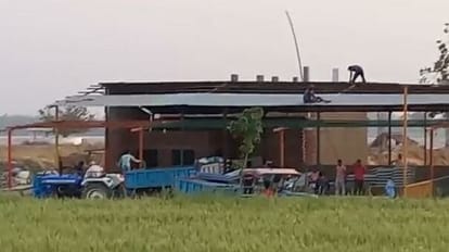 Mirzapur: अतिक्रमण हटाने गढ़ौली धाम आश्रम पहुंचा बुलडोजर, हाईकोर्ट के निर्देश पर शुरू हुई प्रक्रिया गढ़ौली धाम आश्रम में अतिक्रमण हटाते लोग