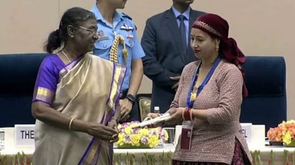 Uttarakhand: ग्राम प्रधान निकिता और कविता को स्वच्छ सुजल शक्ति सम्मान, महामहिम राष्ट्रपति ने किया सम्मानित राष्ट्रपति ने दिया स्वच्छ सुजल शक्ति सम्मान 2023