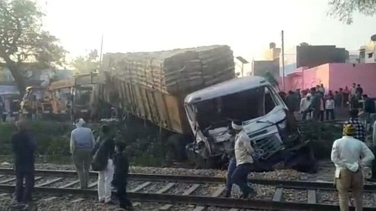 Hathras News: बड़ा हादसा टला, ट्रैक्टर-ट्रॉली में टक्कर मार ट्रक जा घुसा रेल ट्रैक पर, एक घायल