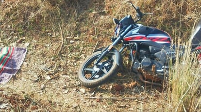 सड़क हादसे में बाइक सवार की मौत हो गई।