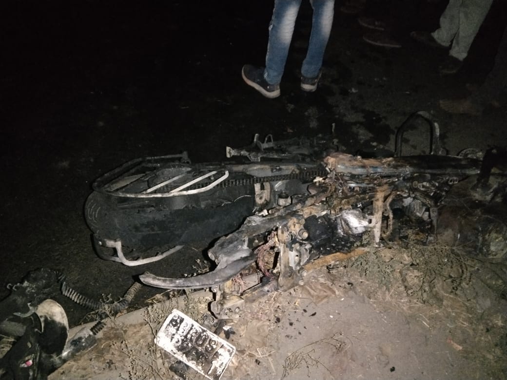 Bihar : Truck-bike collision in Begusarai... Both caught fire; Pulsar rider burnt to ashes alive