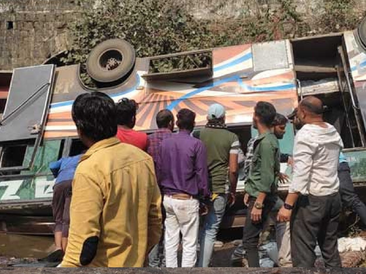 Bus going to Khandwa overturned at Bhairav Ghat, one passenger died, more than 15 injured