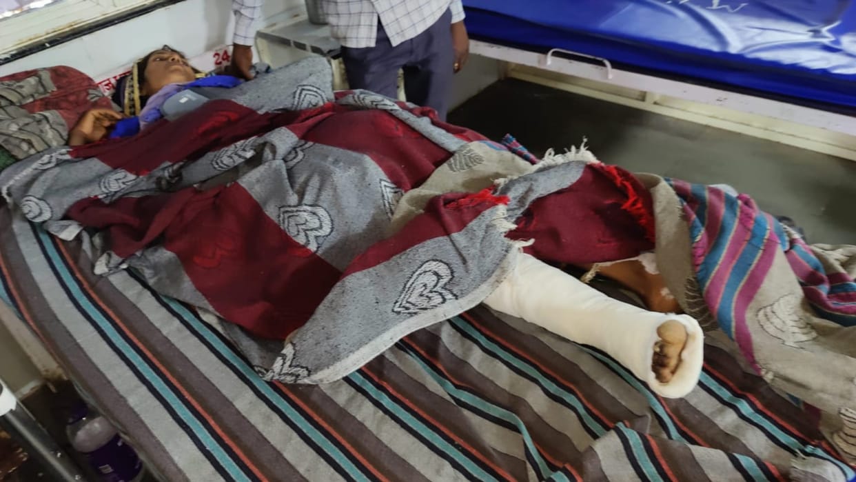 Chhatarpur: A wall collapsed on a woman in Chhatarpur, breaking her arms and legs