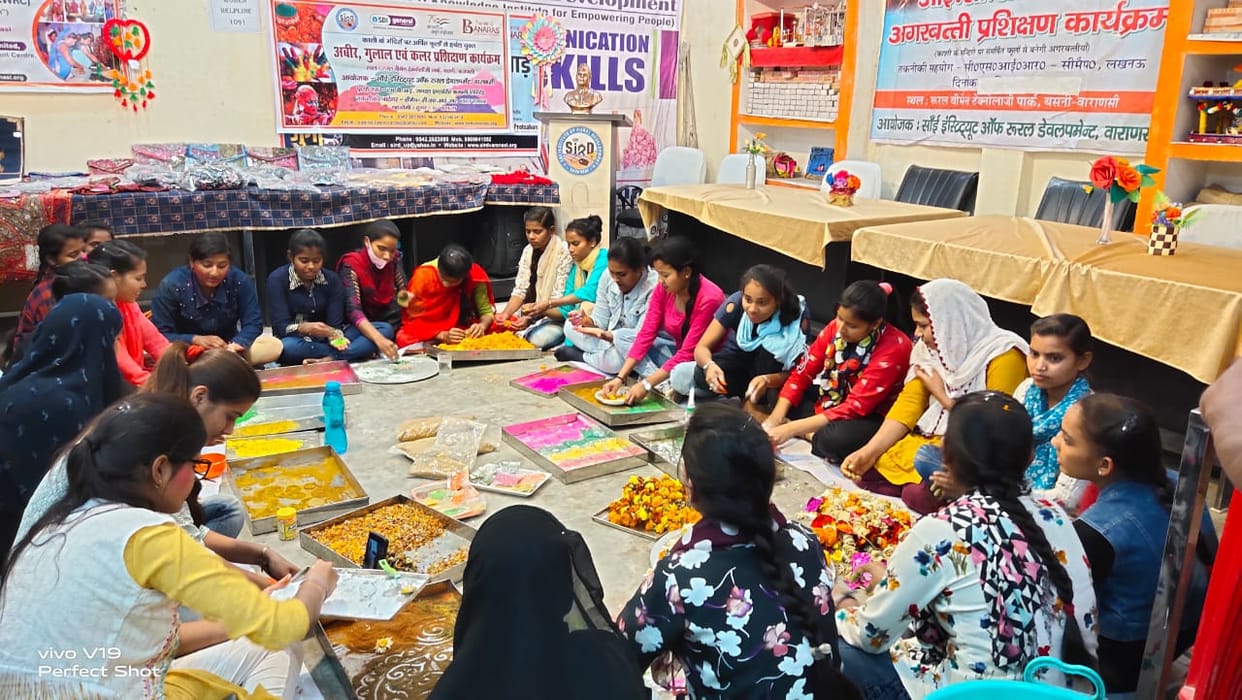 The color of Holi will set with the gulal made of flowers, women are making abir-gulal from the flowers that c