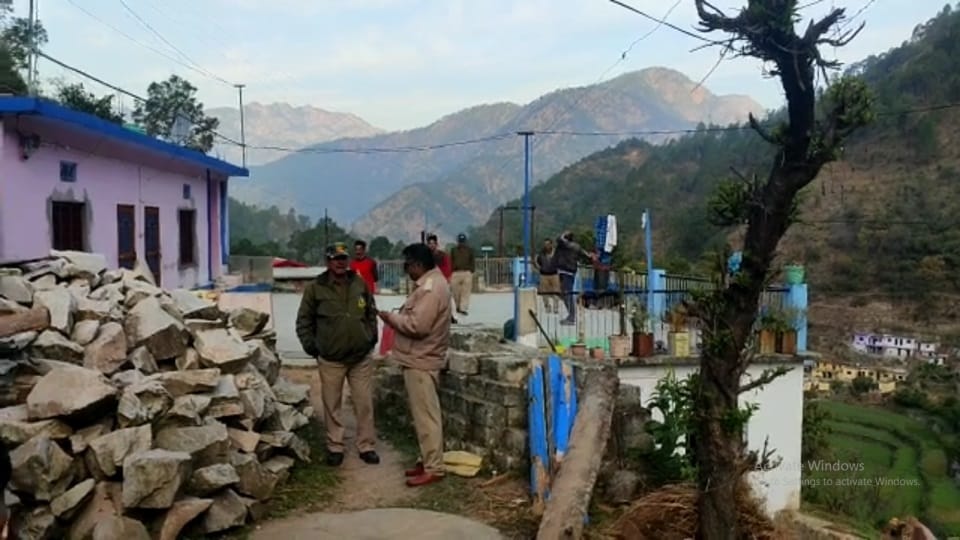 Uttarakhand Unique News Story leopard and Dog locked together in Toilet whole night in Tehri