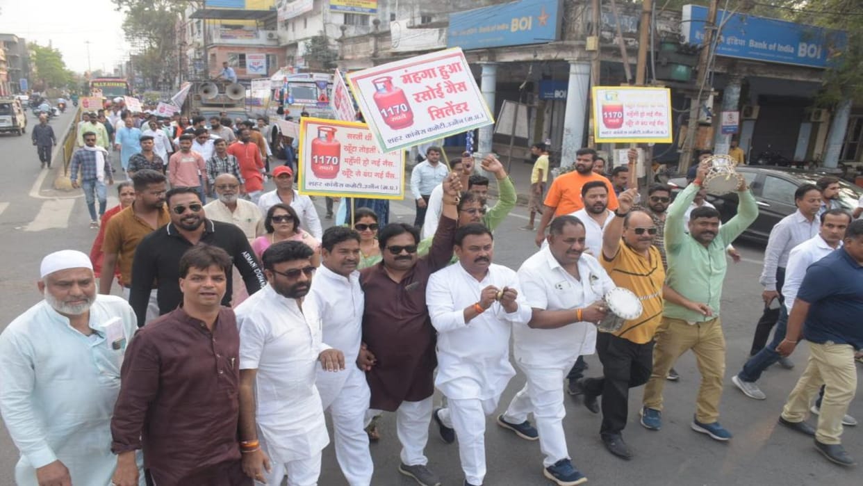 Congress took out funeral procession of inflation by offering flowers to gas cylinder in Ujjain
