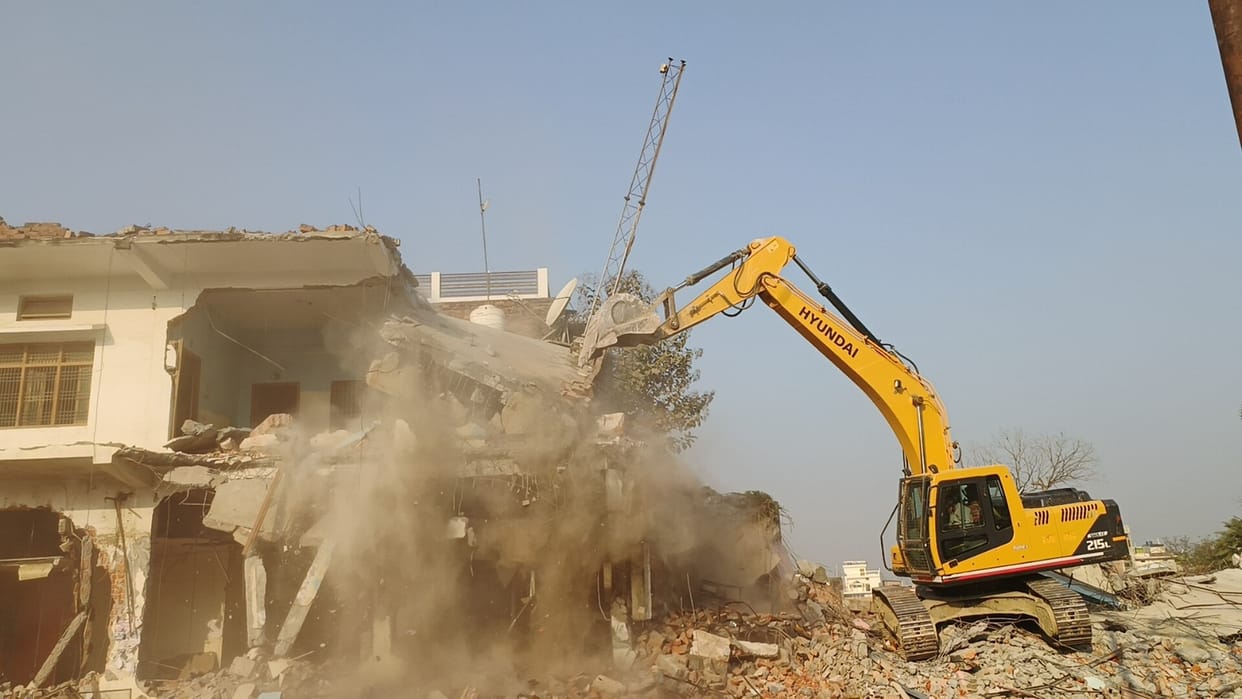 bulldozer ran on close friend of Mafia Mukhtar Ansari house and Ghazipur MP college boundary demolished