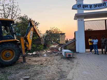 bulldozer ran on close friend of Mafia Mukhtar Ansari house and Ghazipur MP college boundary demolished