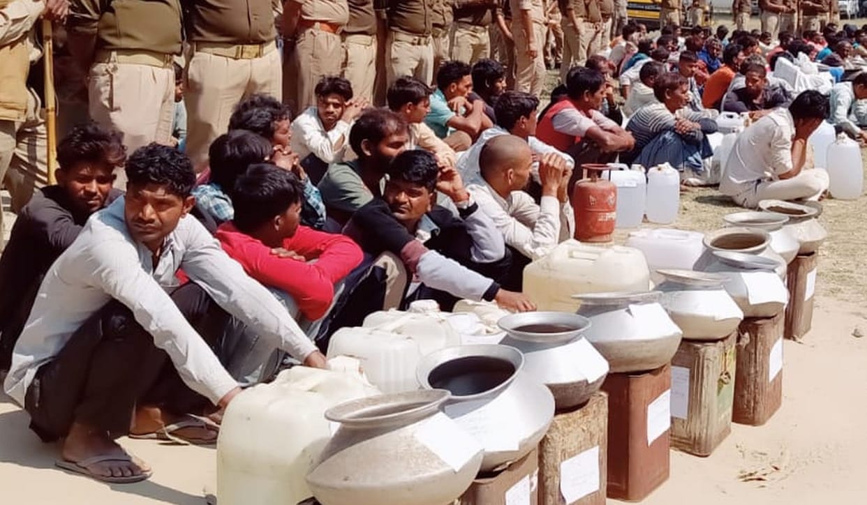 Police recovered 3778 liters of illicit liquor in Hardoi, 58 furnaces also caught, 202 people arrested