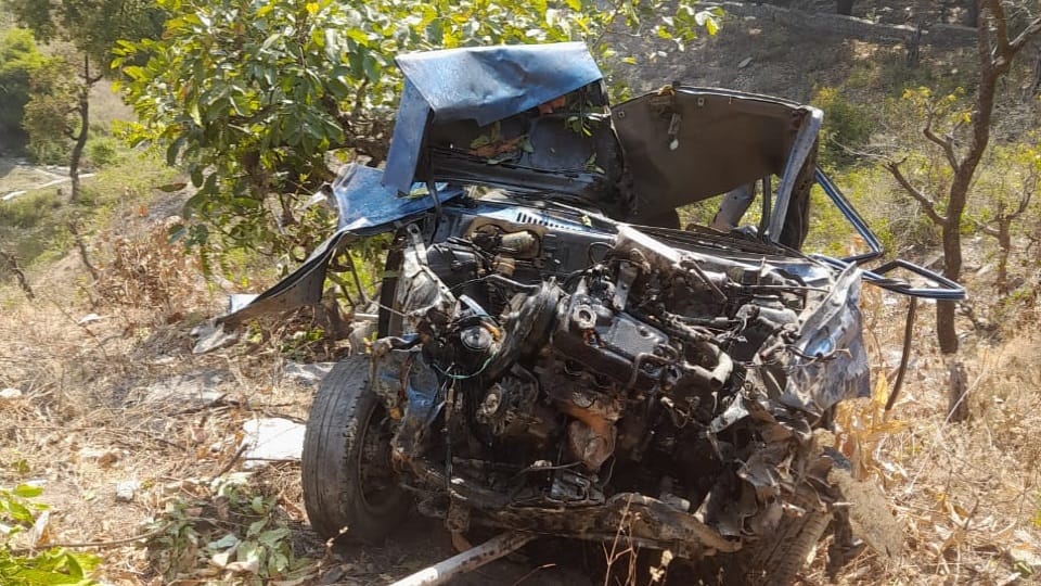 Uttarakhand News Car accident in Champawat  three passengers died
