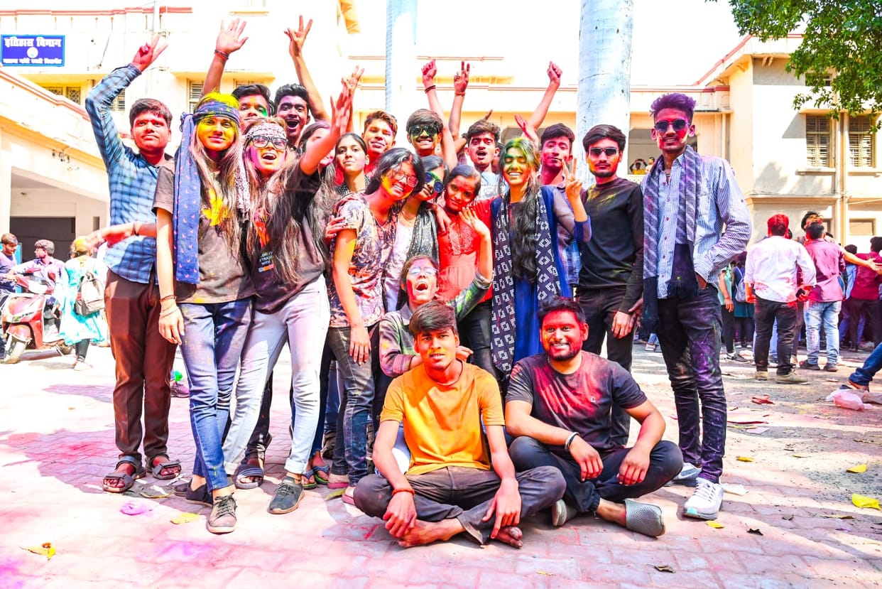 Students played Holi from BHU to Kashi Vidyapeeth campus
