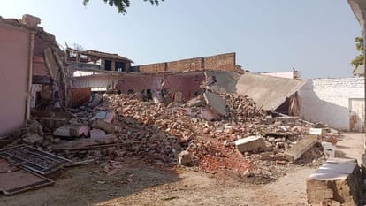 कौशांबी : अतीक के करीबी कवि अहमद का ध्वस्त मकान।