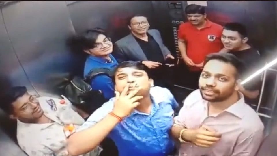 Cigarette smoke blown in the lift of Greno ace city society openly carried liquor