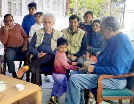 Bollywood actor Naseeruddin Shah Reached Mussoorie click photos with fans