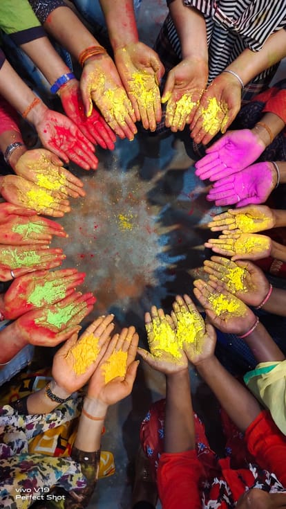 The color of Holi will set with the gulal made of flowers, women are making abir-gulal from the flowers that c