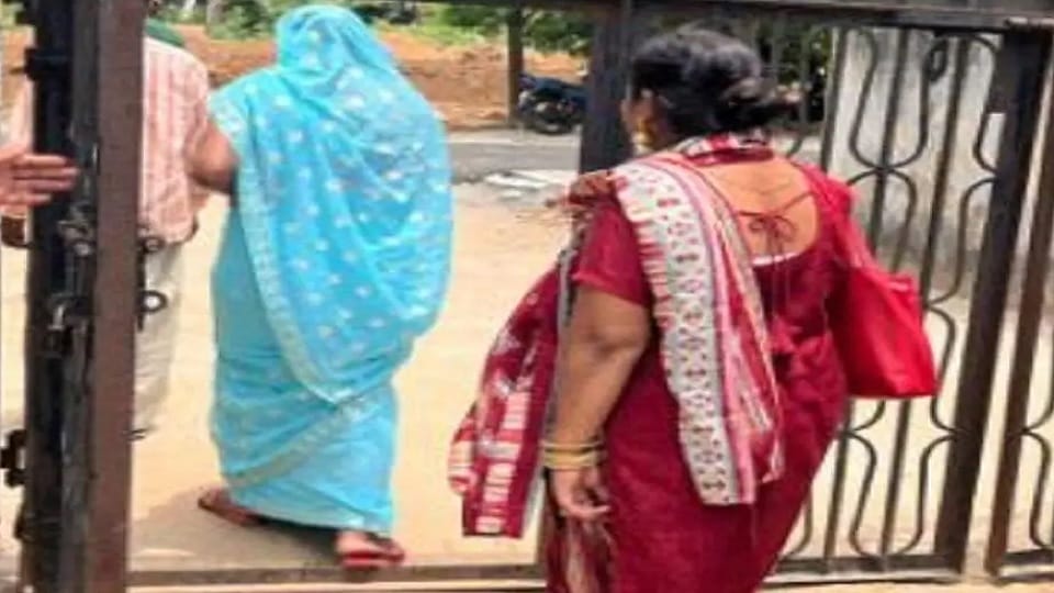 Arun Lata eyes were filled with tears after reaching village of ancestors Gorakhpur