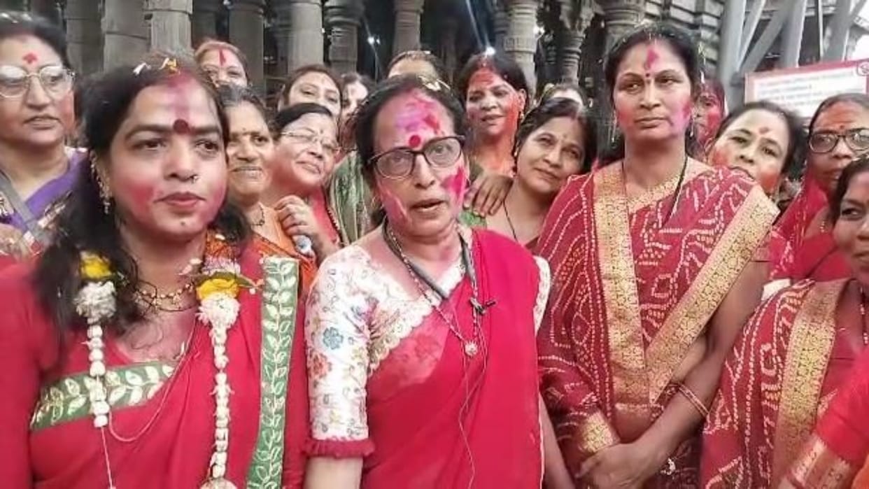 Ujjain Holi 2023 Bhajan Mandali Celebrated Phag Festival in the Courtyard of Mahakal Temple See Photos