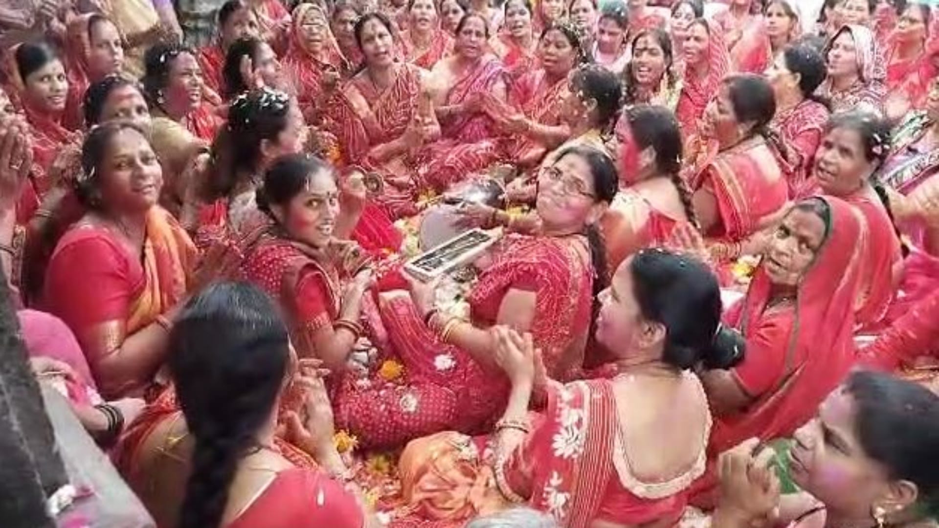 Ujjain Holi 2023 Bhajan Mandali Celebrated Phag Festival in the Courtyard of Mahakal Temple See Photos