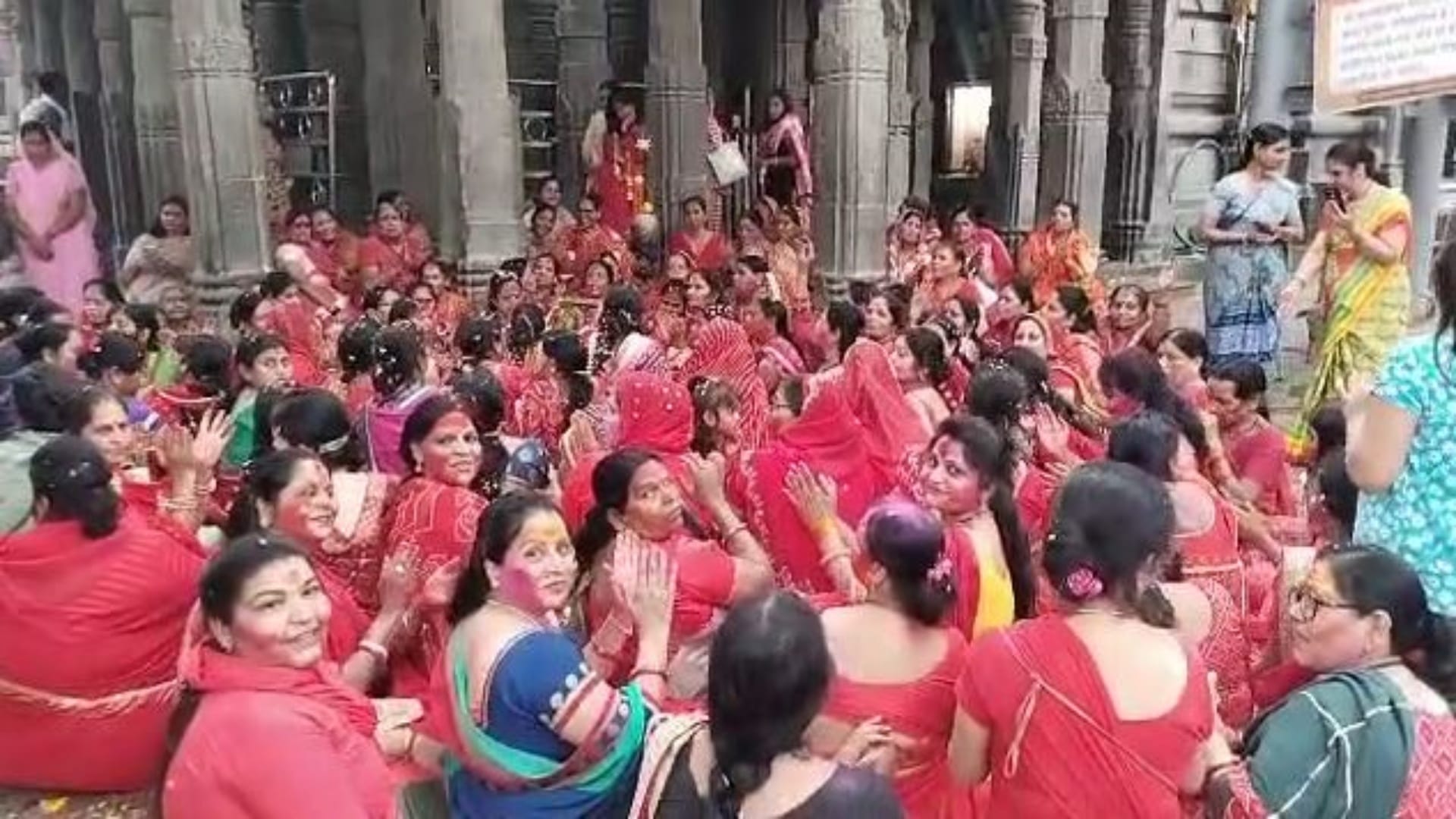 Ujjain Holi 2023 Bhajan Mandali Celebrated Phag Festival in the Courtyard of Mahakal Temple See Photos