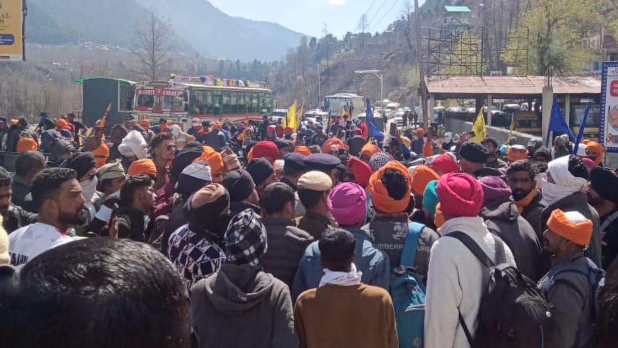 Manali News: Tourist creates ruckus refuse to pay green tax in manali