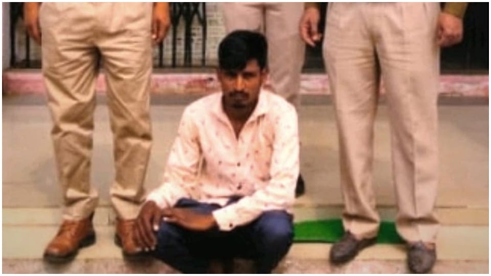 Pratapgarh police disclosed the incident of robbery of 98 lakhs employee of finance company arrested