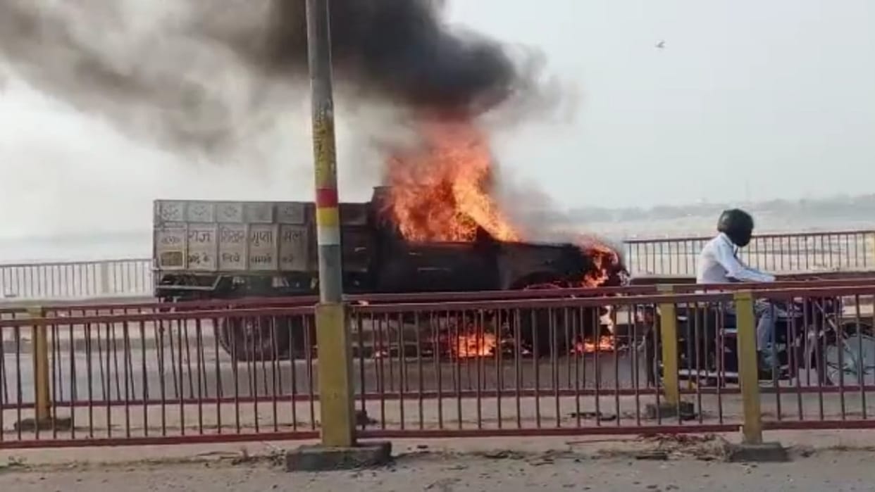 Fire broke out in a moving pickup on Shastri bridge, accident occurred while going from Jhunsi to P