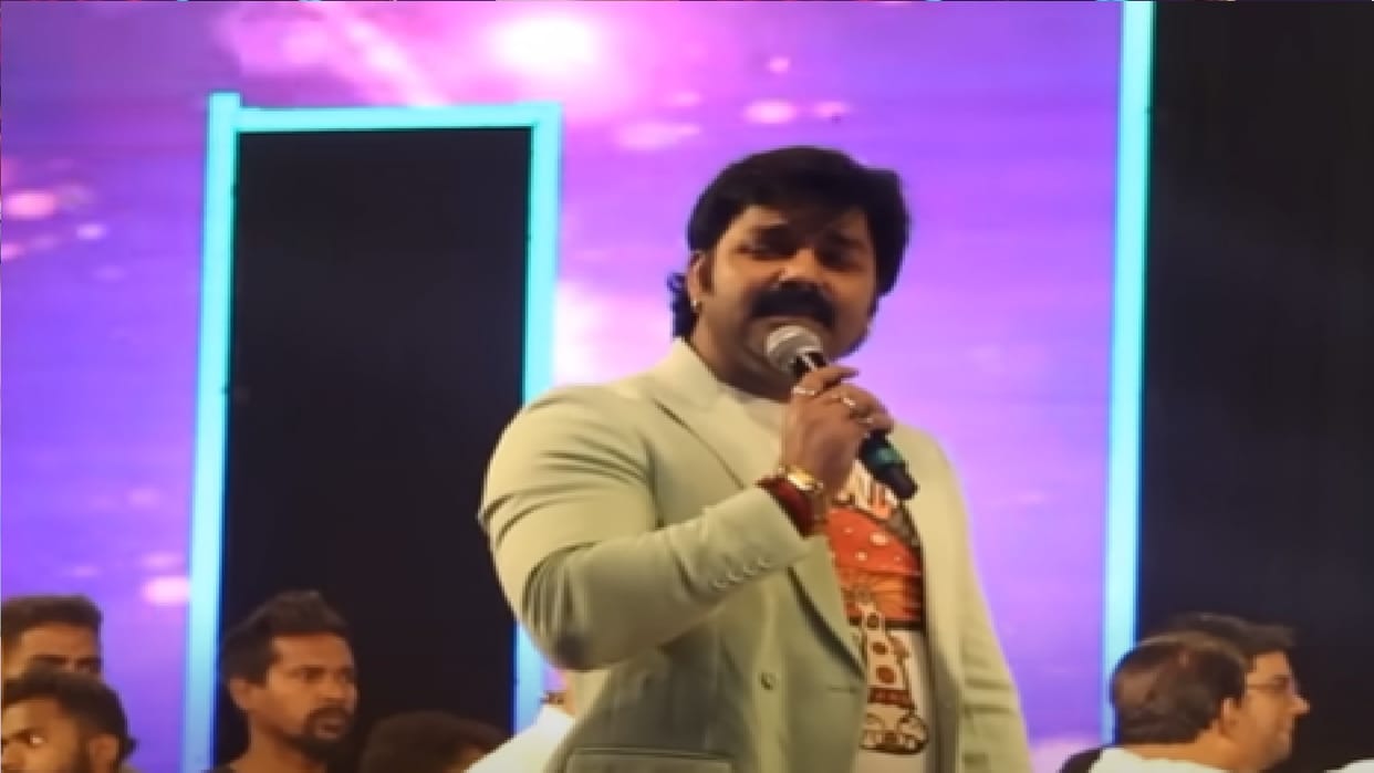 Pawan Singh gave performance on Bhojpuri songs IN raipur