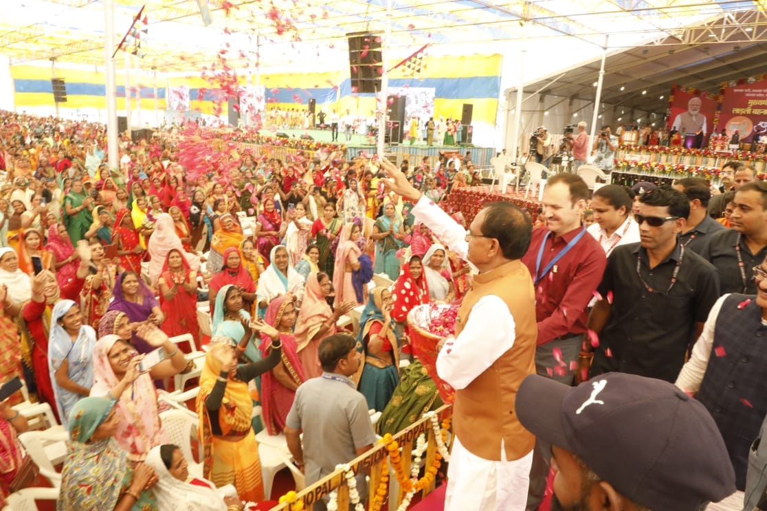Ladli Behna Scheme: Shivraj's master stroke, one scheme will help crore voters, Kamal Nath is also not behind