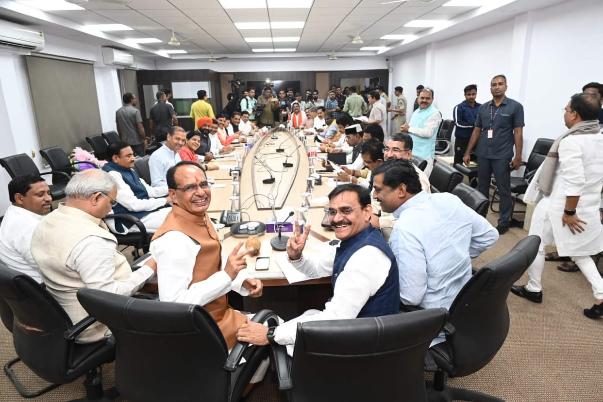 MP News: CM's advice to ministers, give time in charge districts, stay in touch with workers