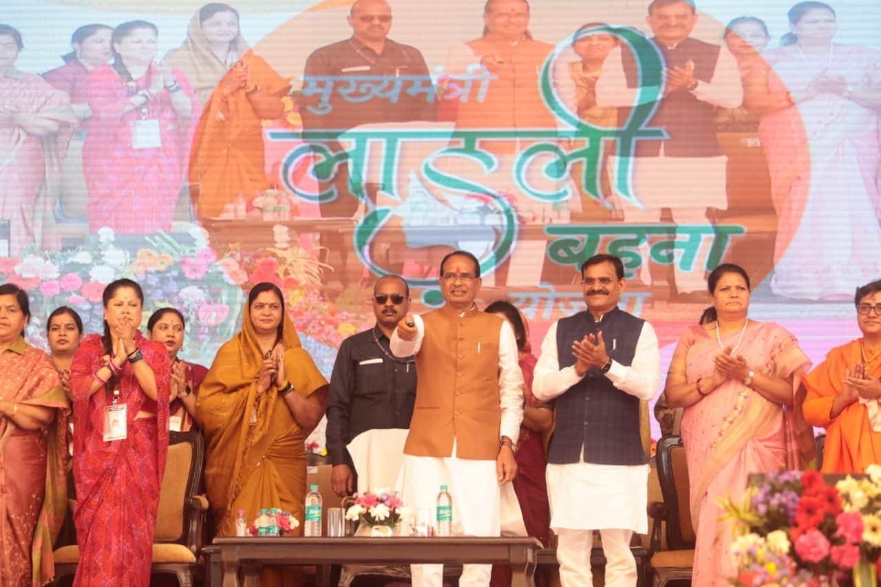 MP News: CM Shivraj inaugurated Ladli Bahna Yojana by honoring women