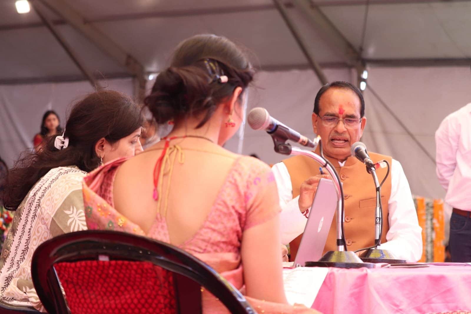 MP News: CM Shivraj inaugurated Ladli Bahna Yojana by honoring women