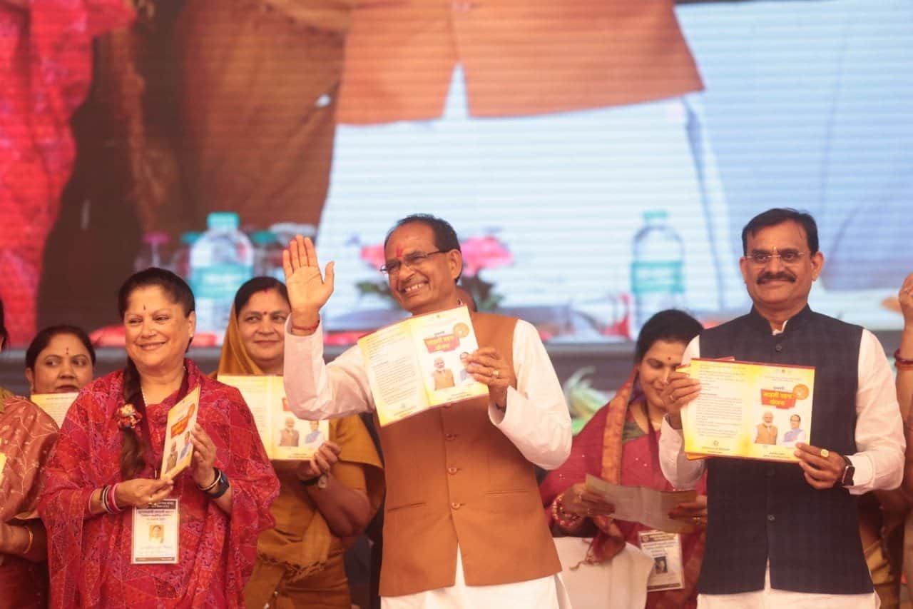 MP News: CM Shivraj inaugurated Ladli Bahna Yojana by honoring women
