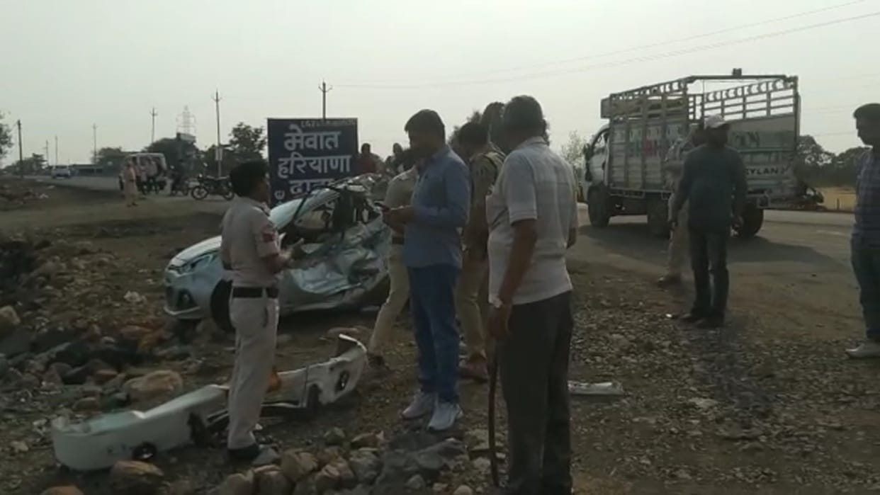 after hitting bus car collided with container in Ujjain three youths of Indore died three seriously injured