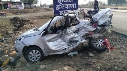 after hitting bus car collided with container in Ujjain three youths of Indore died three seriously injured