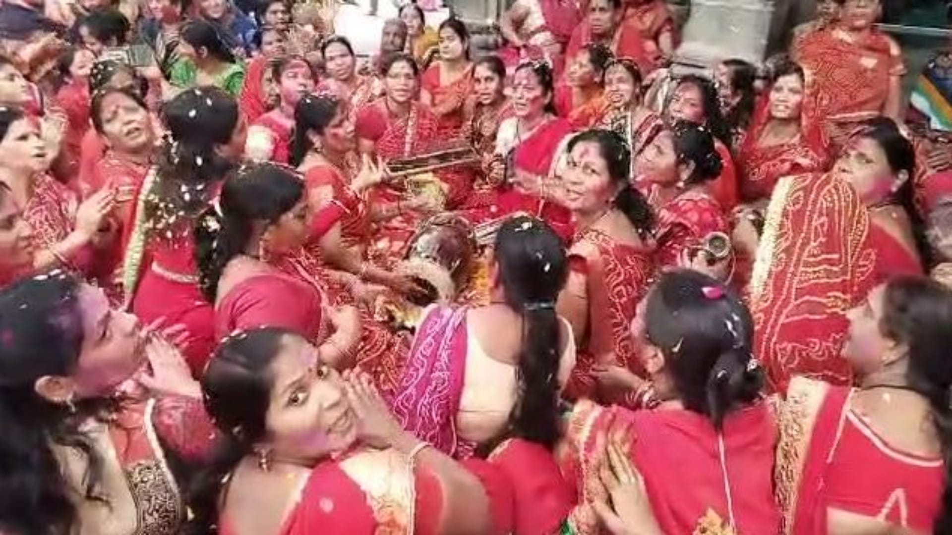 Ujjain Holi 2023 Bhajan Mandali Celebrated Phag Festival in the Courtyard of Mahakal Temple See Photos