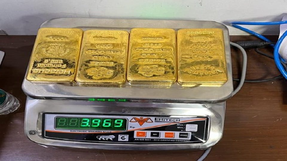 Gold worth two crore recovered from toilet aircraft at airport in Delhi