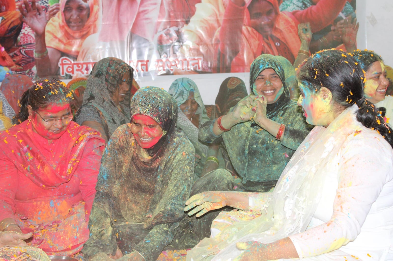 Holi 2023 Muslim women played Holi in Varanasi said redness of colors is in  blood see photos