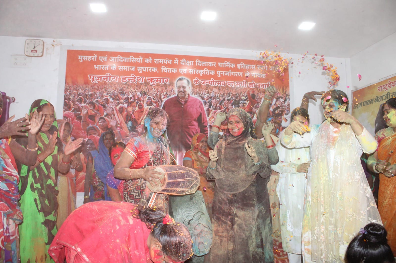 Holi 2023 Muslim women played Holi in Varanasi said redness of colors is in  blood see photos