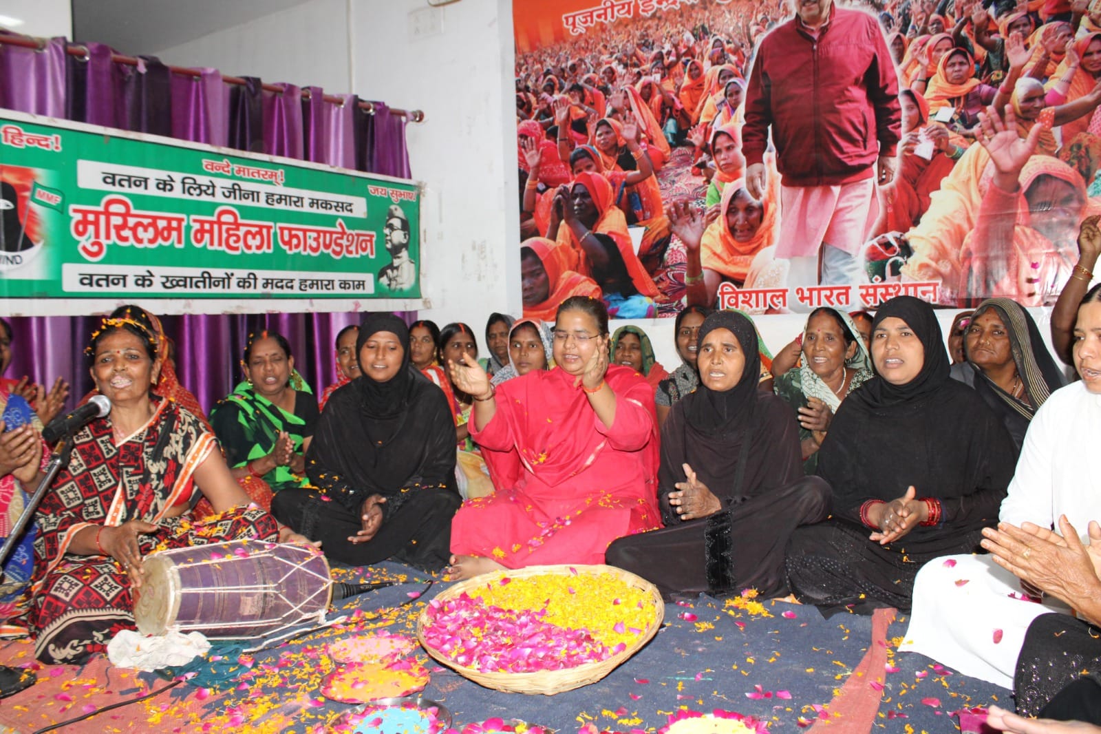 Holi 2023 Muslim women played Holi in Varanasi said redness of colors is in  blood see photos
