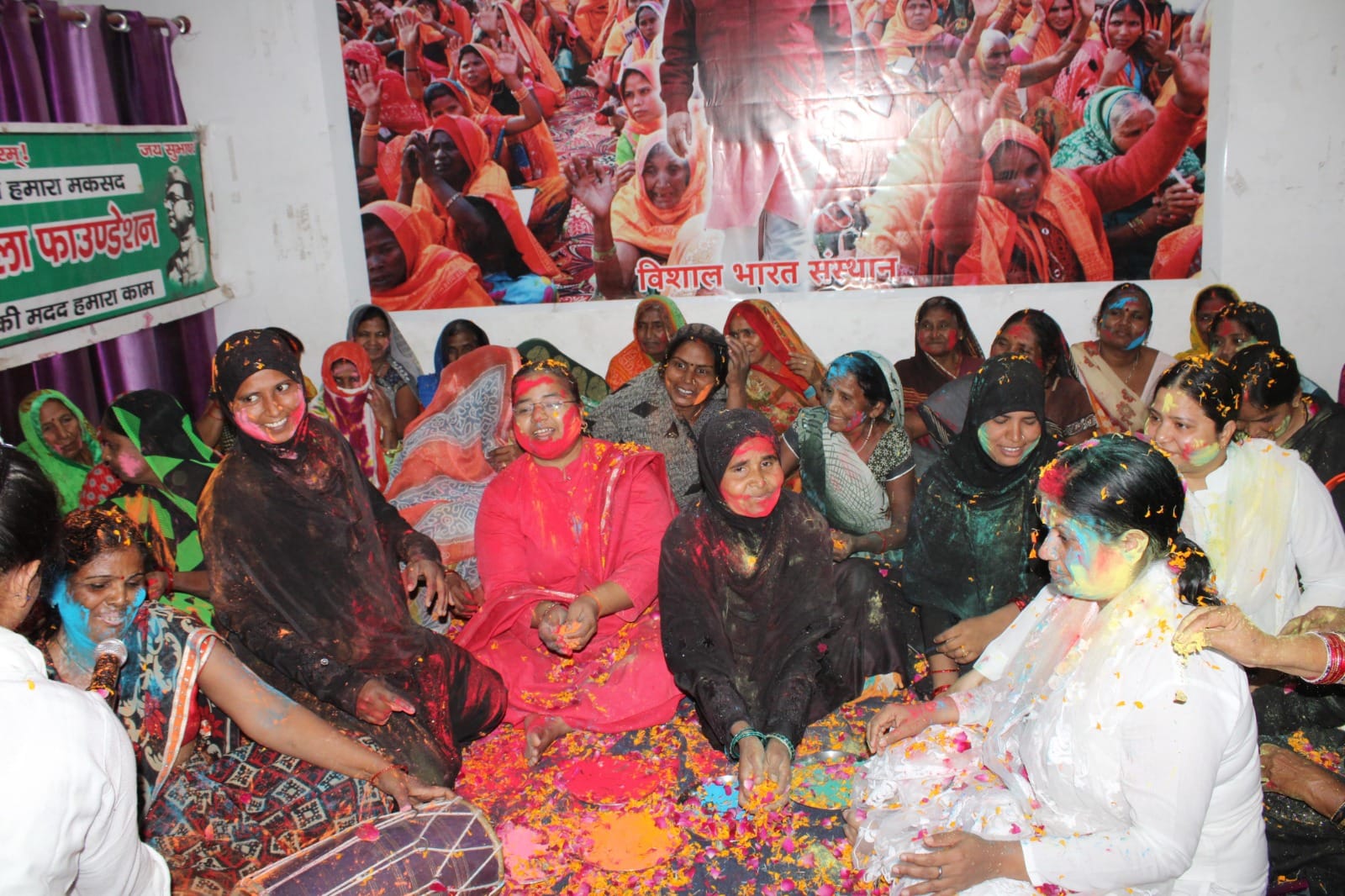 Holi 2023 Muslim women played Holi in Varanasi said redness of colors is in  blood see photos