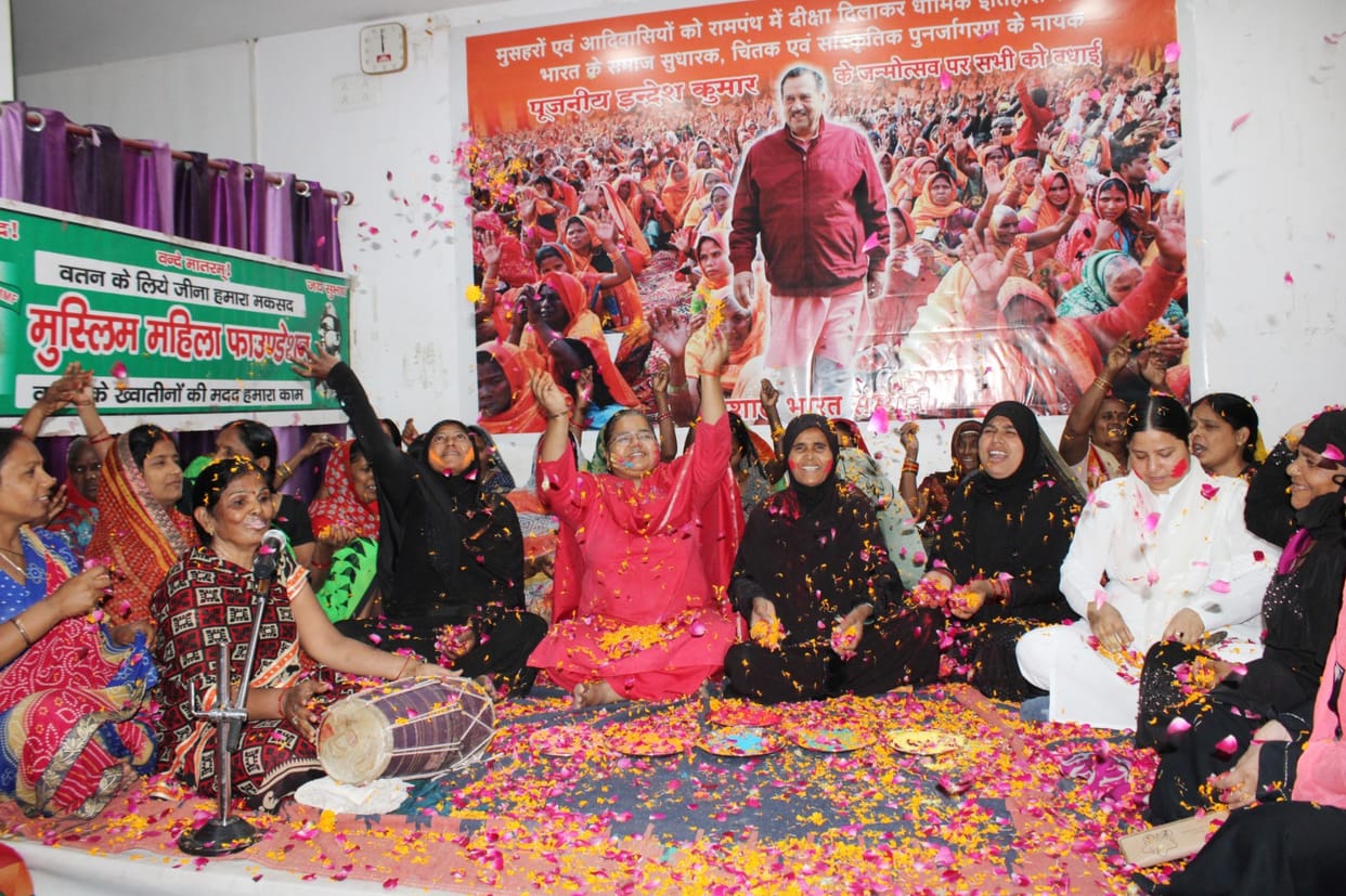 Holi 2023 Muslim women played Holi in Varanasi said redness of colors is in  blood see photos