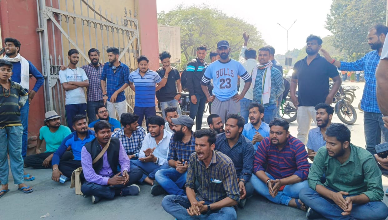 BHU Students protest by closing Lanka gate accusing police for unilateral action